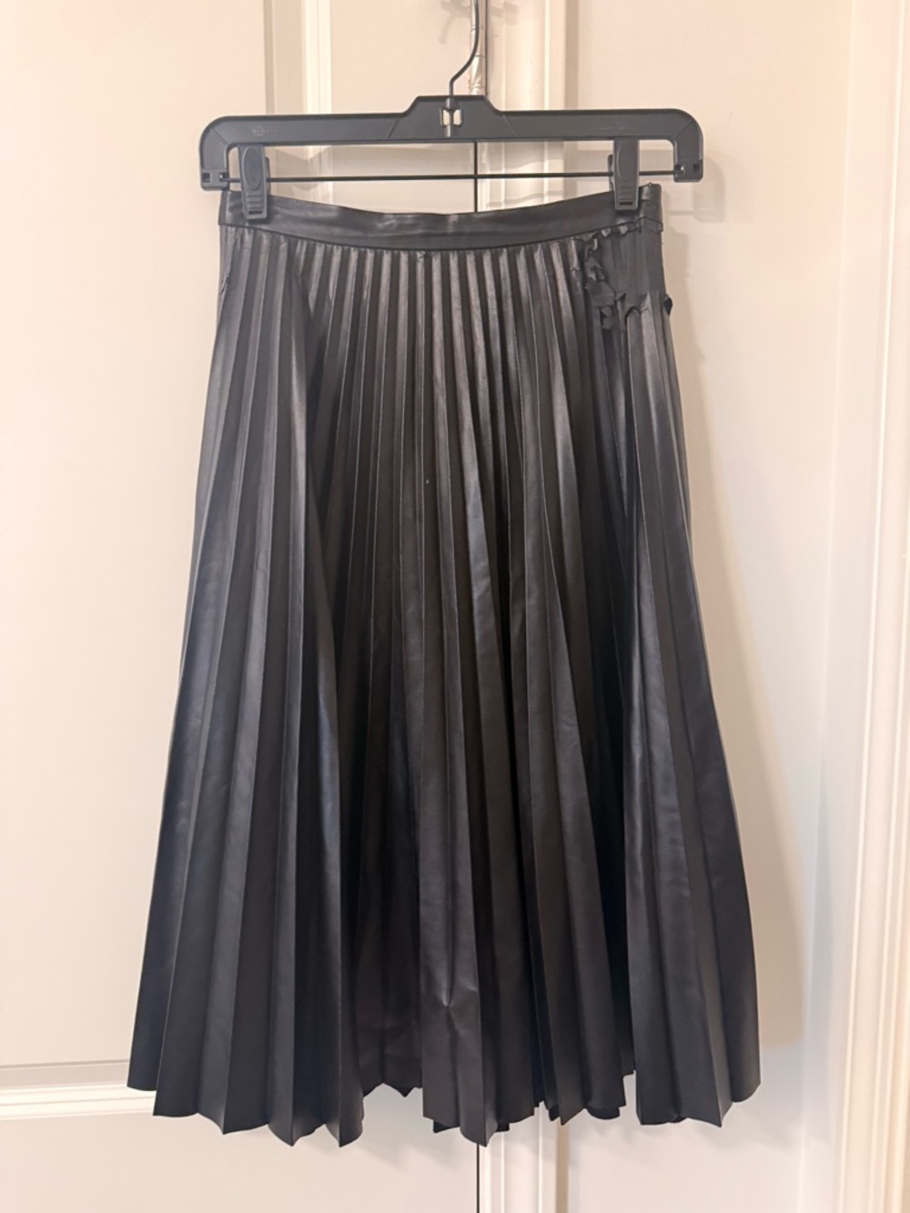Used Condition

BCBGMaxAzria Black Pleated Midi Skirt - Faux Leather